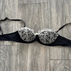 Elle Mcpherson Elegant Black and white Lace Bra 32B